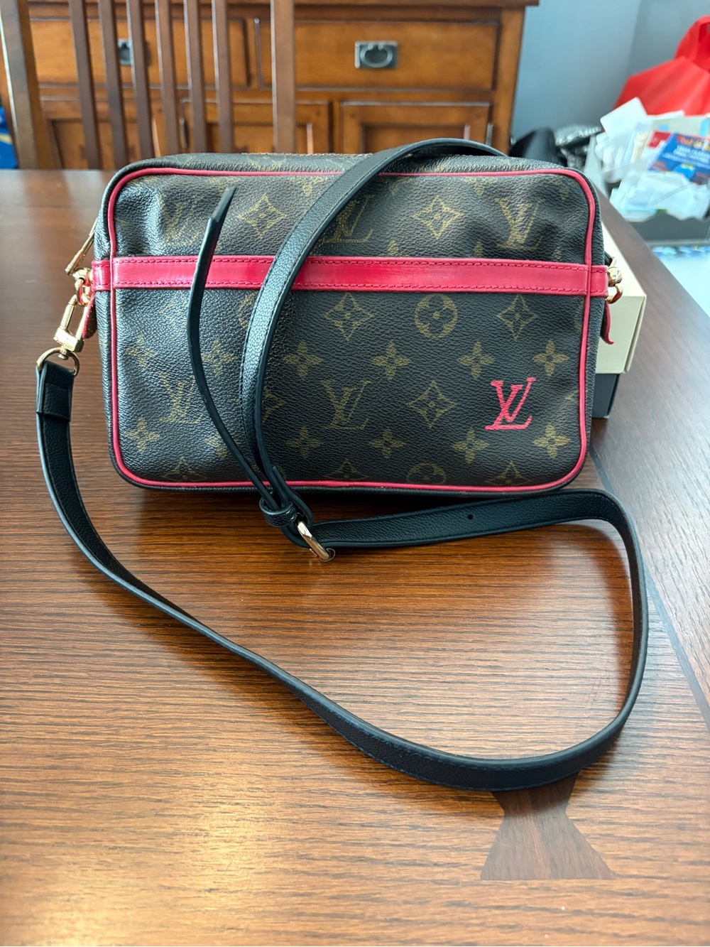 🍒 Louis Vuitton Brown Monogram Crossbody with red Trim. Authentic bag🙌🏼